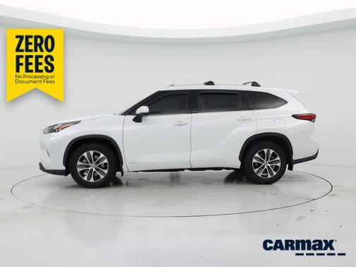White 2022 Toyota Highlander Hybrid XLE