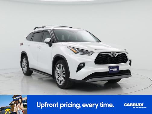White 2024 Toyota Highlander Platinum