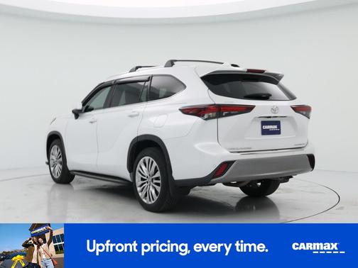 White 2024 Toyota Highlander Platinum