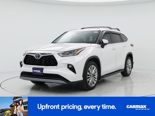 White 2024 Toyota Highlander Platinum