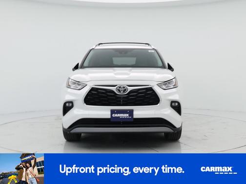 White 2024 Toyota Highlander Platinum