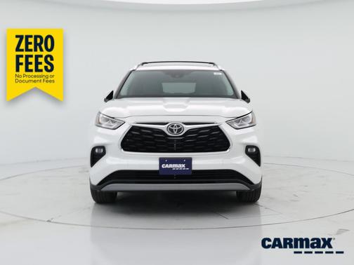 White 2024 Toyota Highlander Platinum