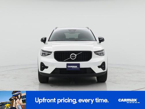 White 2023 Volvo XC40 B5 Plus Dark Theme