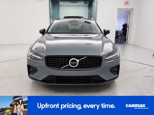 Gray 2022 Volvo S60 B5 Momentum