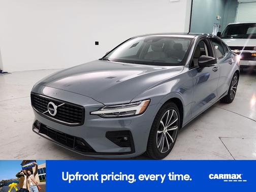 Gray 2022 Volvo S60 B5 Momentum