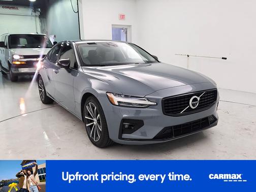 Gray 2022 Volvo S60 B5 Momentum