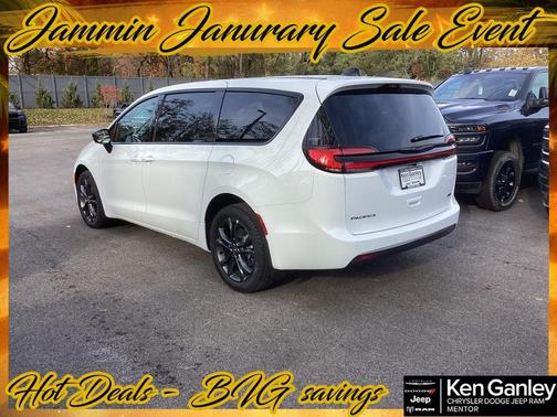 2026 Chrysler Pacifica Select