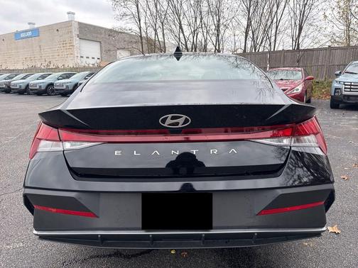2024 Hyundai ELANTRA SE