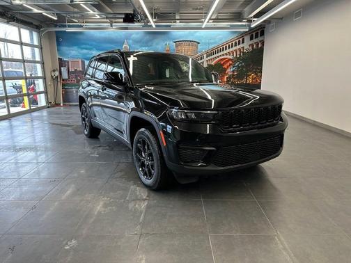 2025 Jeep Grand Cherokee Laredo
