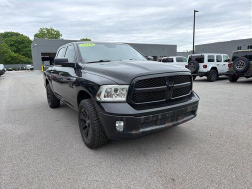 Brilliant Black Crystal Pearlcoat 2018 RAM 1500 Big Horn