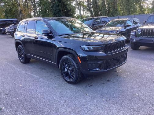 2025 Jeep Grand Cherokee Laredo