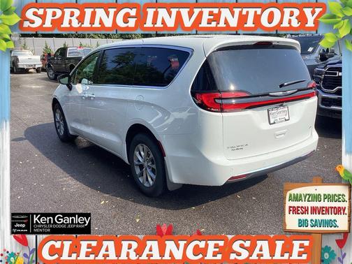 Bright White Clearcoat 2026 Chrysler Pacifica Select