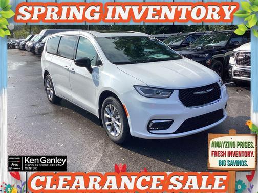 Bright White Clearcoat 2026 Chrysler Pacifica Select