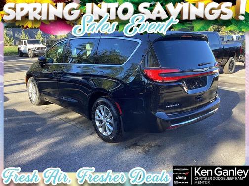 Diamond Black 2026 Chrysler Pacifica Select