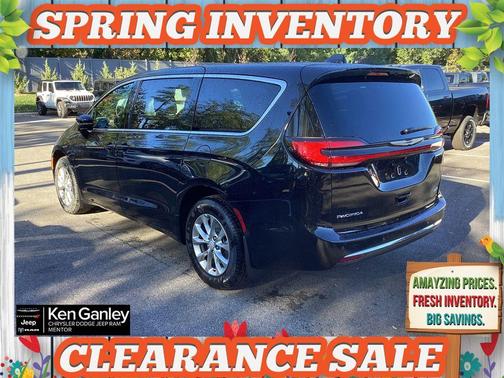 Diamond Black 2026 Chrysler Pacifica Select