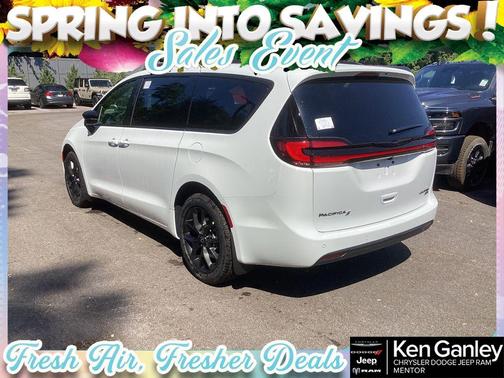 Bright White Clearcoat 2026 Chrysler Pacifica Limited