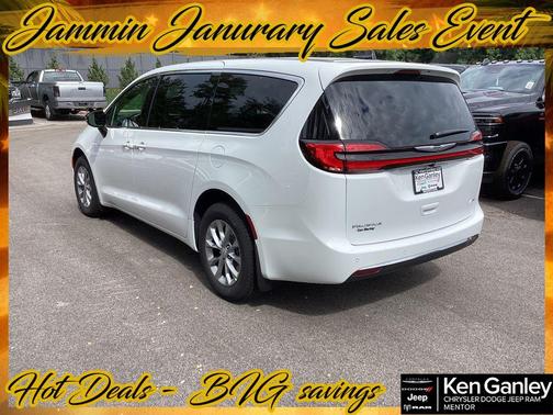 2026 Chrysler Pacifica Select