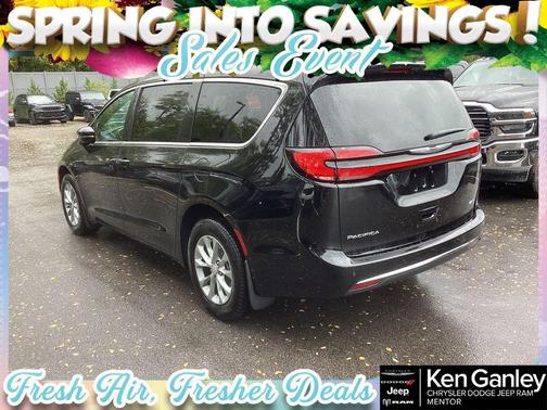 Diamond Black 2026 Chrysler Pacifica Select