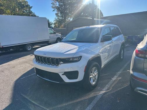 Bright White Clearcoat 2023 Jeep Grand Cherokee Laredo