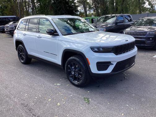 2025 Jeep Grand Cherokee Laredo
