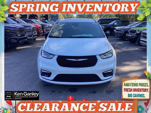 Bright White Clearcoat 2026 Chrysler Pacifica Select