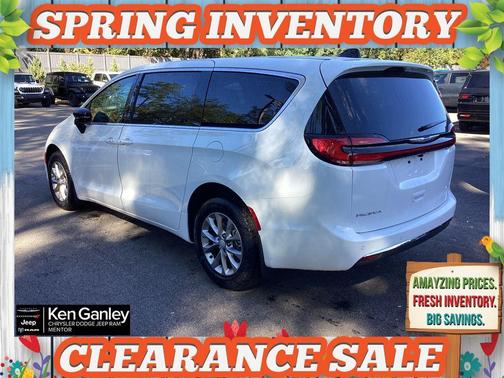 Bright White Clearcoat 2026 Chrysler Pacifica Select