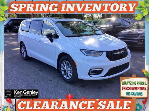 Bright White Clearcoat 2026 Chrysler Pacifica Select