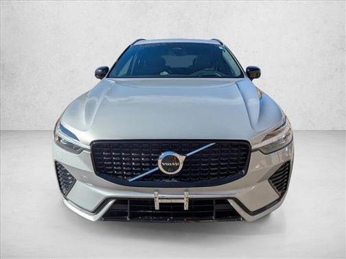 2022 Volvo XC60 B5 R-Design