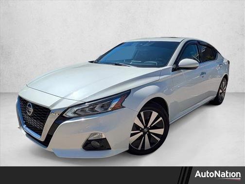 Pearl White Tricoat 2020 Nissan Altima 2.5 SV