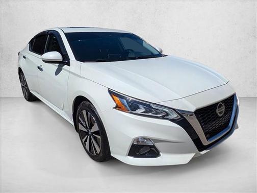 Pearl White Tricoat 2020 Nissan Altima 2.5 SV