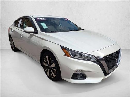 Pearl White Tricoat 2020 Nissan Altima 2.5 SV