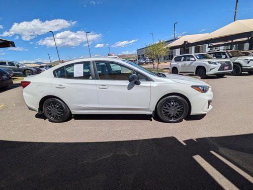 Crystal White Pearl 2019 Subaru Impreza 2.0i