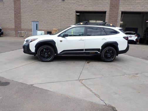 Crystal White Pearl 2022 Subaru Outback Wilderness