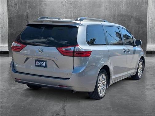 2017 Toyota Sienna XLE