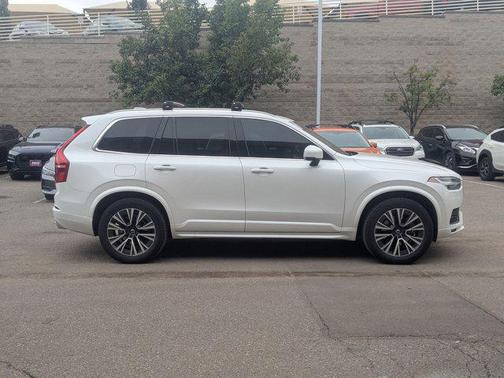 2021 Volvo XC90 T6 Momentum