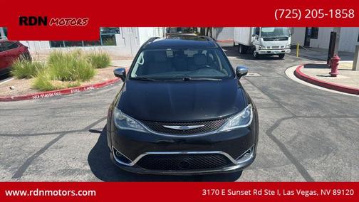 Brilliant Black Crystal Pearlcoat 2017 Chrysler Pacifica Limited