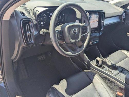 Denim Blue Metallic 2022 Volvo XC40 T5 Momentum