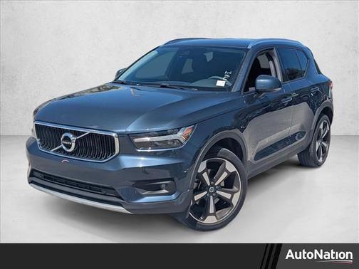 Denim Blue Metallic 2022 Volvo XC40 T5 Momentum