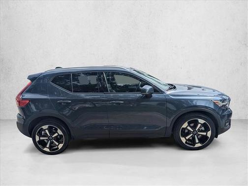 Denim Blue Metallic 2022 Volvo XC40 T5 Momentum