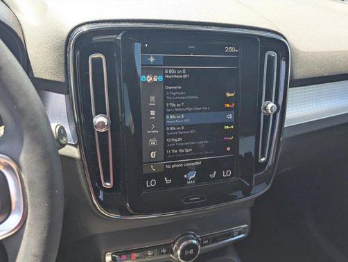 Denim Blue Metallic 2022 Volvo XC40 T5 Momentum