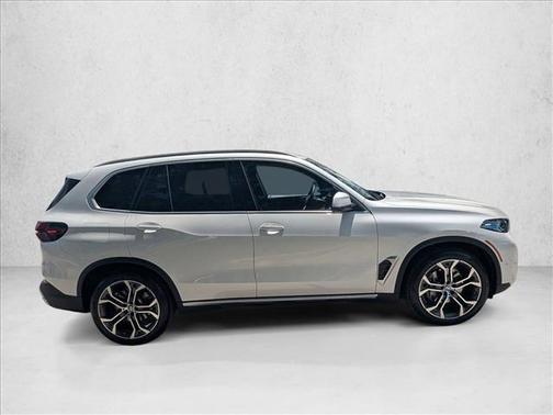 Mineral White Metallic 2024 BMW X5 xDrive40i