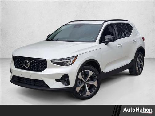 2023 Volvo XC40 B5 Plus Dark Theme