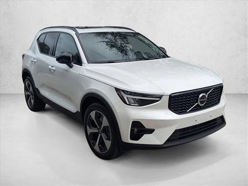 2023 Volvo XC40 B5 Plus Dark Theme
