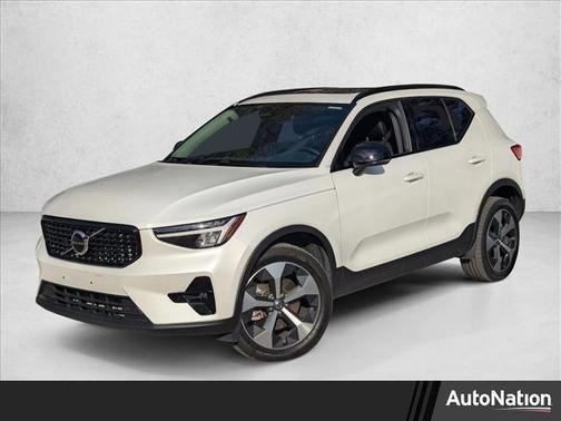 2023 Volvo XC40 B5 Plus Dark Theme