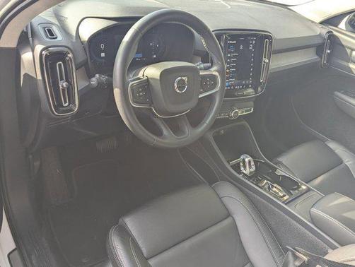 2023 Volvo XC40 B5 Plus Dark Theme