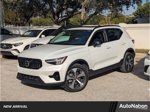 2023 Volvo XC40 B5 Plus Dark Theme