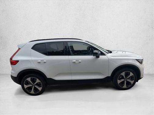 2023 Volvo XC40 B5 Plus Dark Theme
