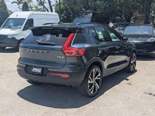 Denim Blue Metallic 2022 Volvo XC40 T5 R-Design