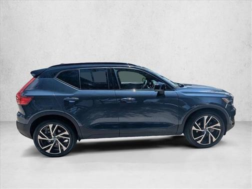 Denim Blue Metallic 2022 Volvo XC40 T5 R-Design