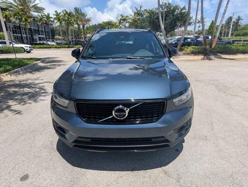 Denim Blue Metallic 2022 Volvo XC40 T5 R-Design